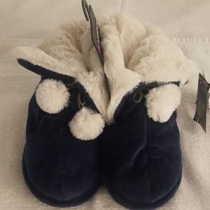 Navy blue Cuddl Duds Slippers in size 7-8